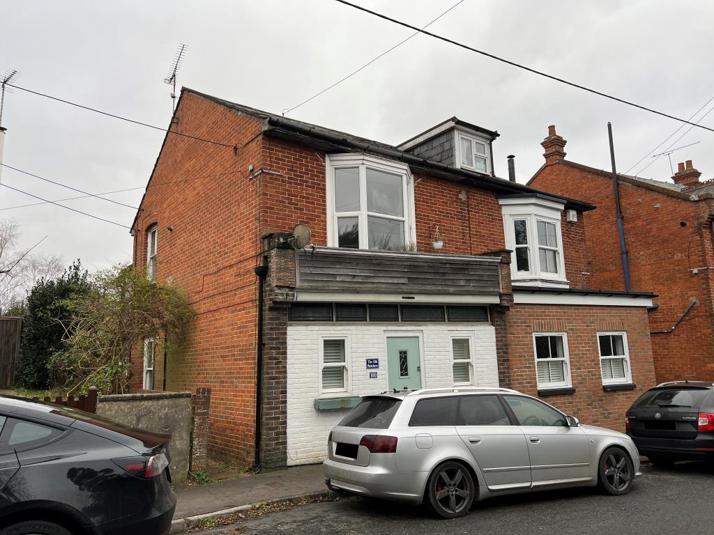 Lot: 79 - GARDEN FLAT IN POPULAR VILLAGE - Ground floor garden flat with white painted brick front